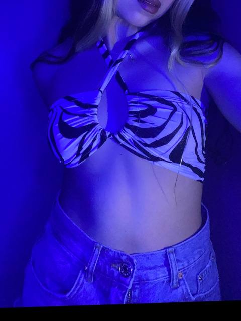 View abigailrdz OnlyFans content for free 

 picture 2