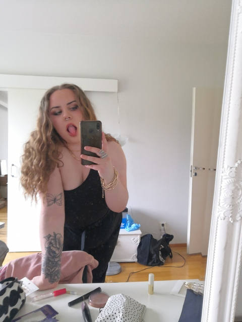 adaliina OnlyFans Leak 

 picture 2