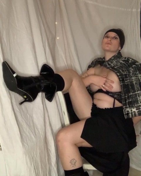 albtraumaufzweibeinen (Albtraumaufzweibeinen) free OnlyFans Leaked Videos and Pictures 

 picture 2