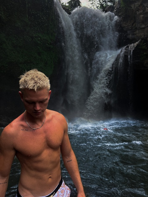 @alex_bloom22 leak Onlyfans videos free 

 picture 2