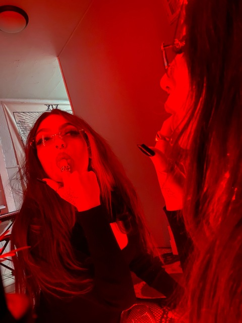 anemicqueen (Luv) OnlyFans Leaked Content 

 picture 2