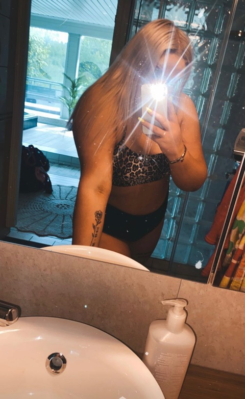 anskuuuuuu OnlyFans Leaks (4 Photos and 0 Videos) 

 picture 2