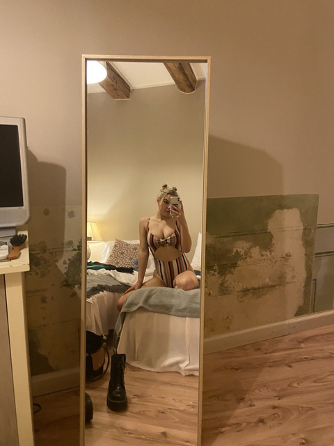 arielnaomi (Ariel) OnlyFans Leaks 

 picture 2