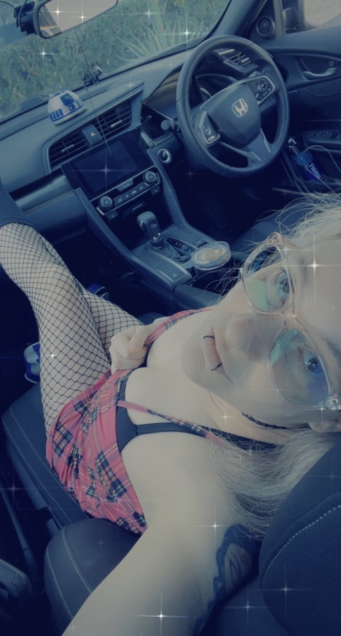 View beautifullyimperfectgeek OnlyFans content for free 

 picture 2