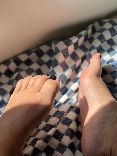 bfbunnydoll (barefootbunnydoll 🖤) OnlyFans Leaked Videos and Pictures 

 picture 2