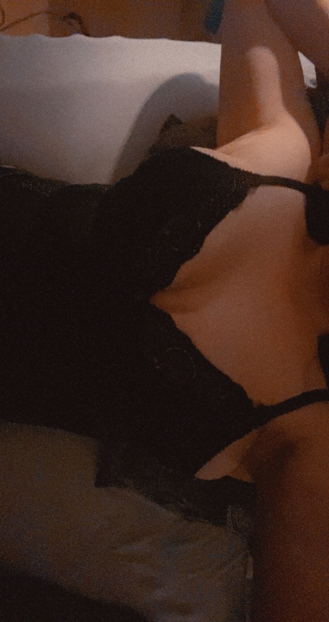 Download camimarielle OnlyFans content free 

 picture 2