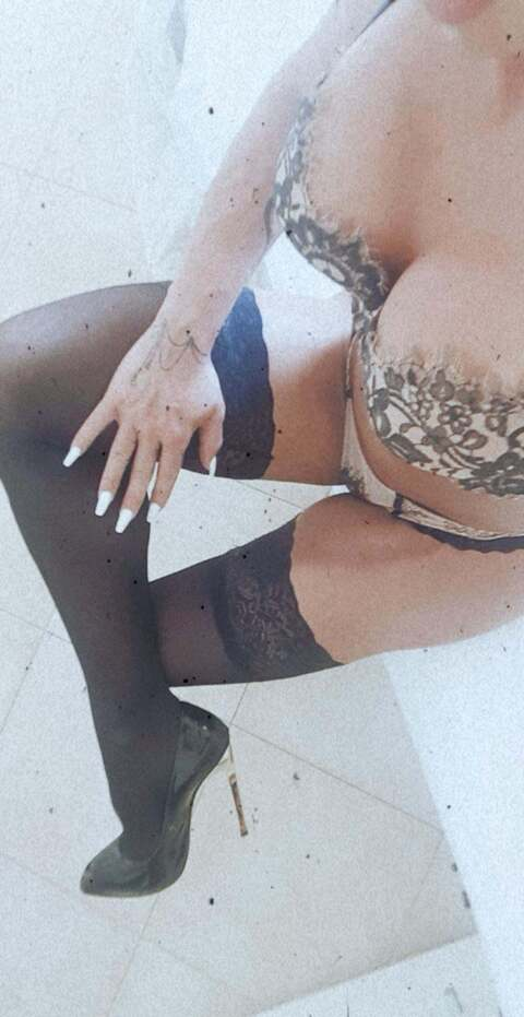 View carlottasemprini (Carlotta Semprini) OnlyFans 4 Photos and 2 Videos for free 

 picture 2
