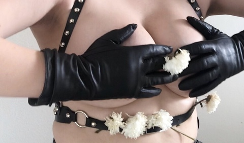 View carotheangelvip (CaroTheAngelVIP) OnlyFans 17 Photos and 4 Videos gallery 

 picture 2