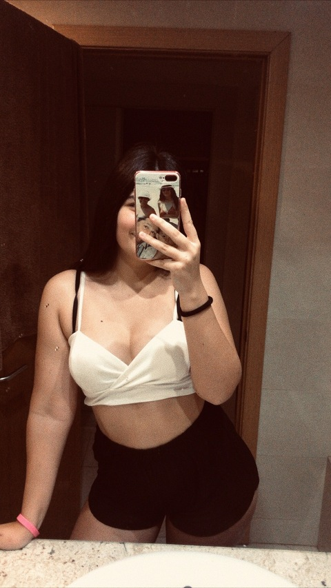 claragonzalez07 OnlyFans Leaks 

 picture 2
