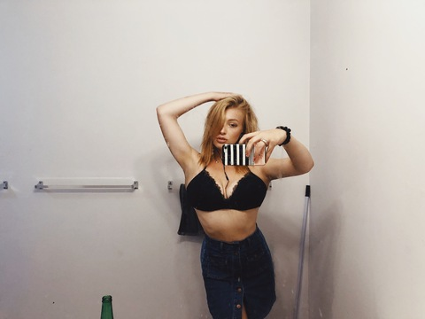 View Classic Blonde (classicblonde) OnlyFans 7 Photos and 1 Videos gallery 

 picture 2