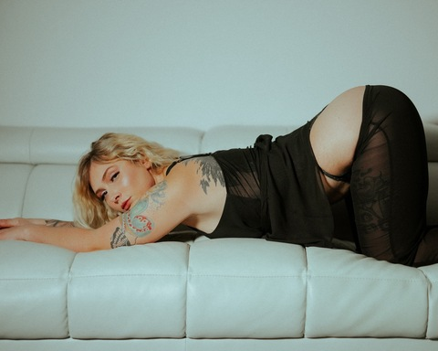 Download courtneycorset OnlyFans content for free 

 picture 2