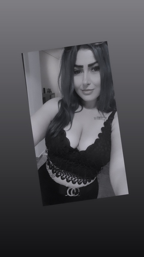 Onlyfans free content cute_queeen69 

 picture 2