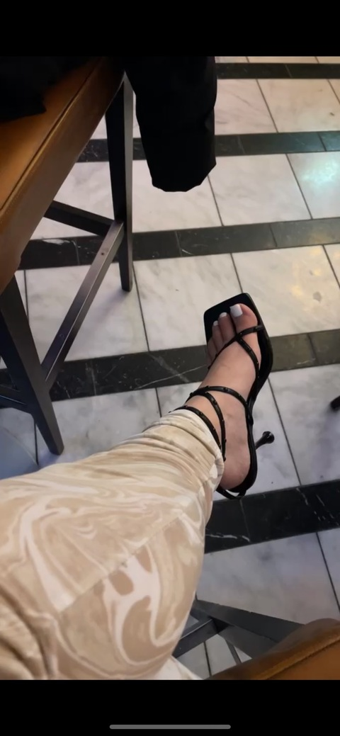 View ellalewiss (Ella Lewis) OnlyFans 3 Photos and 3 Videos leaked 

 picture 2