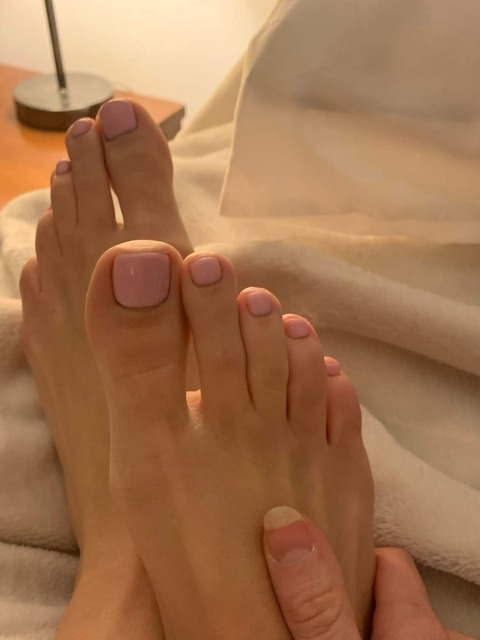View flirtyfootsiesxo (Flirtyfootsiesxo) OnlyFans 168 Photos and 4 Videos for free 

 picture 2