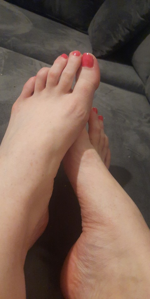 View footfetishqween1995 OnlyFans content for free 

 picture 2