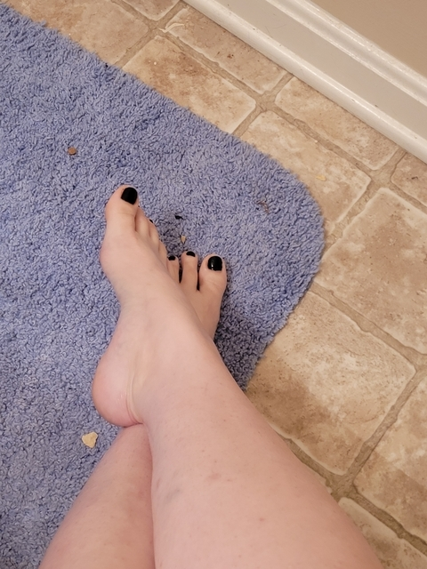 View footmomma61317 (Footmomma) OnlyFans 5 Photos and 0 Videos gallery 

 picture 2