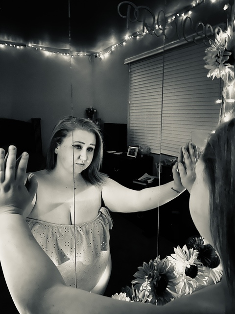 hallie559 (Holly Black) OnlyFans content 

 picture 2