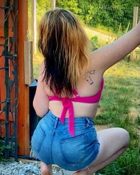 View haybae420420 (Haybae420🍃😜💦) OnlyFans 38 Photos and 13 Videos for free 

 picture 2