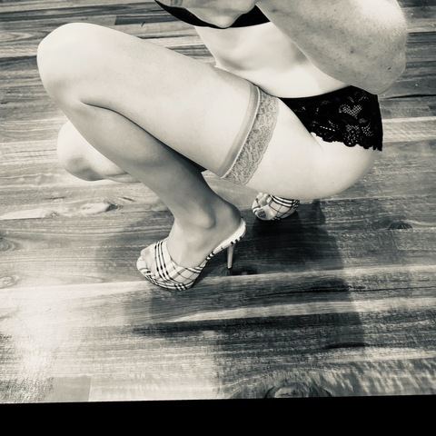 houseworkinheels OnlyFans Leak 

 picture 2