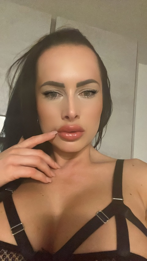 View imoszkaa OnlyFans content for free 

 picture 2