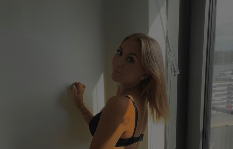 View jjjennnifer OnlyFans content for free 

 picture 2