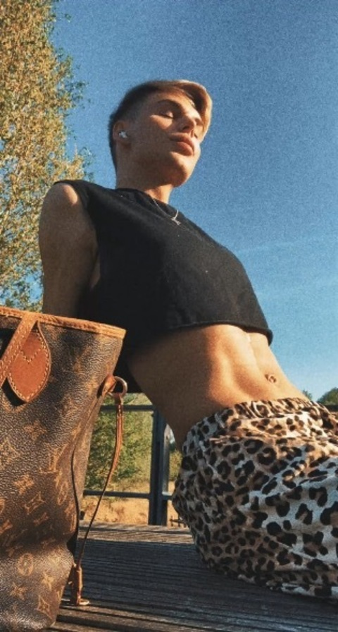 johnnyhilon OnlyFans Leaked (23 Photos and 40 Videos) 

 picture 2