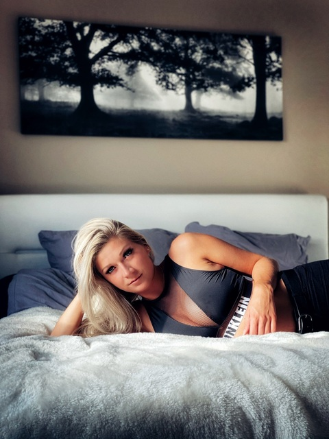 Download katiemoore1 OnlyFans content free 

 picture 2