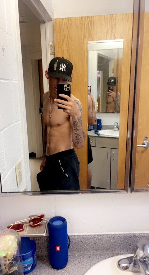 kevinayerss OnlyFans Leak (7 Photos and 8 Videos) 

 picture 2