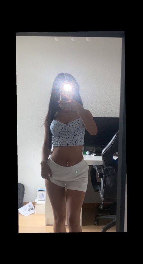 @laurabeb leak Onlyfans photos for free 

 picture 2