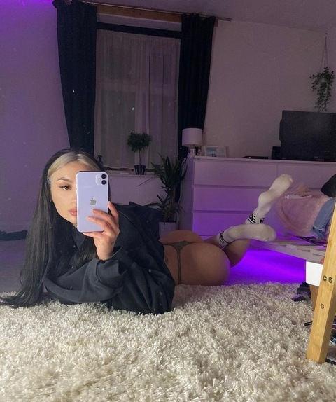 Onlyfans leaked laurrwxxxx 

 picture 2