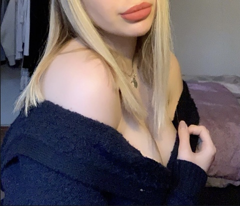 lineee (Joliene) OnlyFans Leaks 

 picture 2