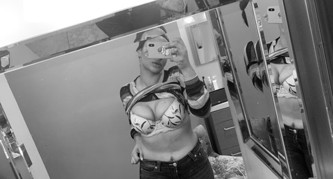 livnicole69 OnlyFans Leaked (164 Photos and 42 Videos) 

 picture 2