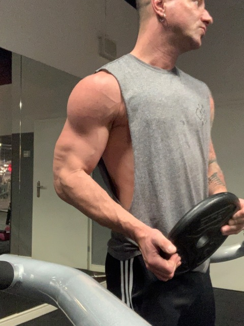 View maciu1 OnlyFans content for free 

 picture 2