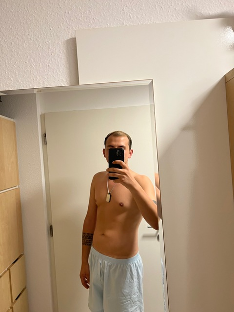 maxiking1996356 OnlyFans Leaks (4 Photos and 0 Videos) 

 picture 2