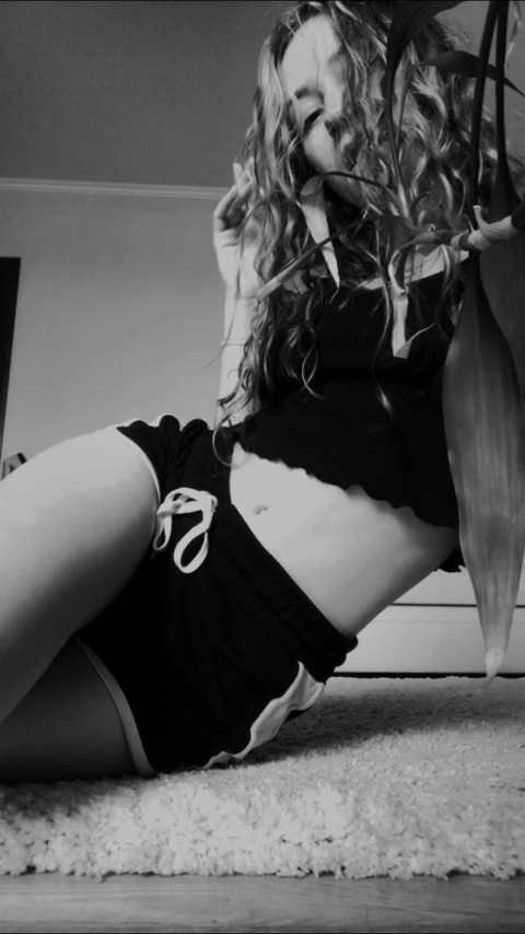 Onlyfans free content miliforyou 

 picture 2