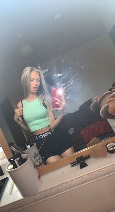 millieclarke44 (Millie) OnlyFans Leaked Pictures and Videos 

 picture 2