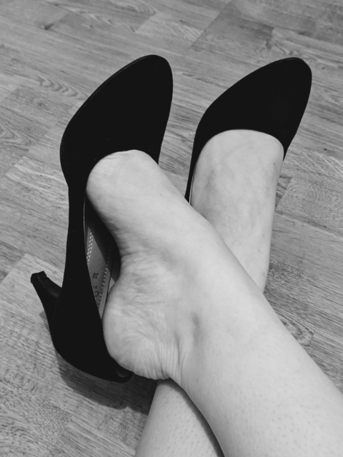 View mllesarahfeetgirl (Mlle Sarah feet girl) OnlyFans 37 Photos and 16 Videos for free 

 picture 2