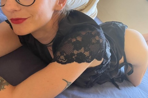 View mrs.g_20 (B) OnlyFans 34 Photos and 9 Videos leaks 

 picture 2