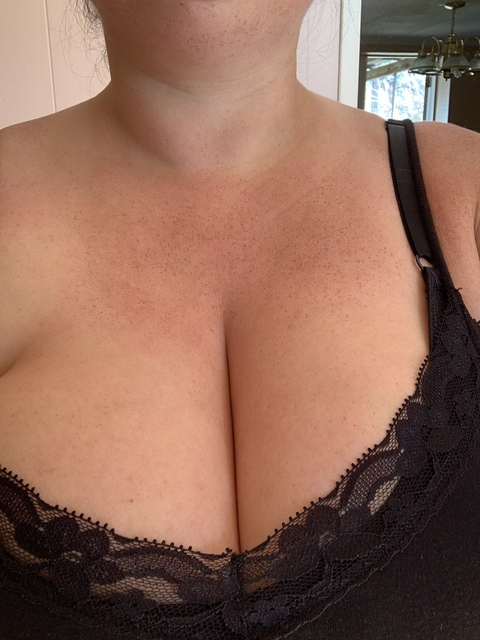 pitbullmama1985 OnlyFans Leaked (29 Photos and 11 Videos) 

 picture 2