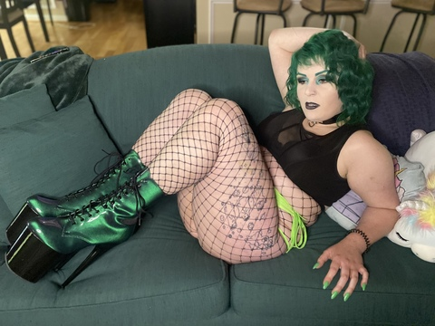 princessemeraldd2 OnlyFans Leaks 

 picture 2