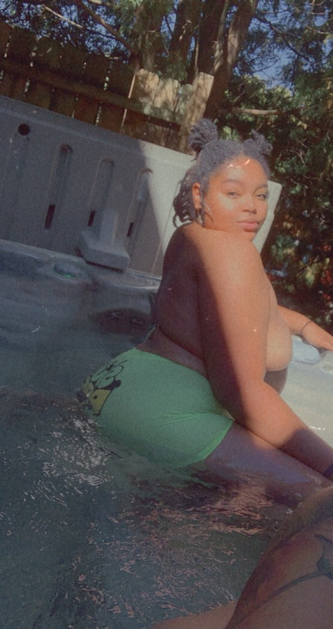 qu33n_t OnlyFans Leaked (9 Photos and 15 Videos) 

 picture 2