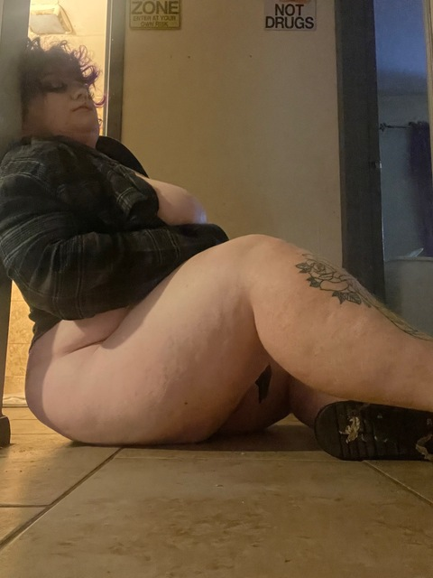 View queenthickthighz (Sarah) OnlyFans 27 Photos and 56 Videos leaks 

 picture 2