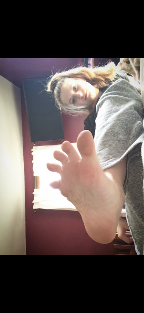 View queentoes33 OnlyFans content for free 

 picture 2