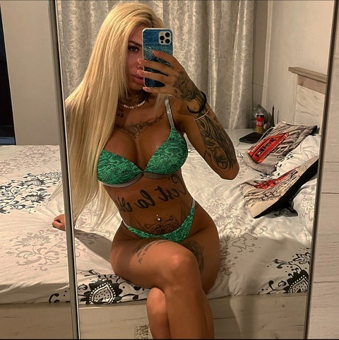 Free access to @roxanaaimee16 Leaked OnlyFans 

 picture 2