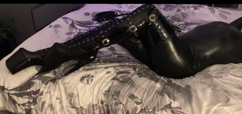 View Rubber Goddess (rubber_goddess21) OnlyFans 46 Photos and 12 Videos leaked 

 picture 2