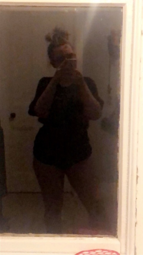 View Sarah Beeney (saraholder) OnlyFans 33 Photos and 6 Videos for free 

 picture 2