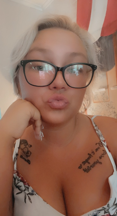 sexykimmykitty25 (Sexykimmykitty25) OnlyFans Leaked Content 

 picture 2