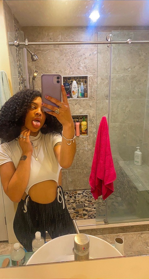 View shakinmyassallday (Reinaaa) OnlyFans 25 Photos and 14 Videos leaked 

 picture 2