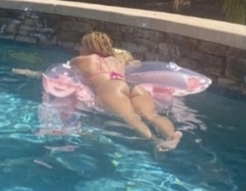 View shesgoldenn (Golden 💛) OnlyFans 17 Photos and 2 Videos for free 

 picture 2