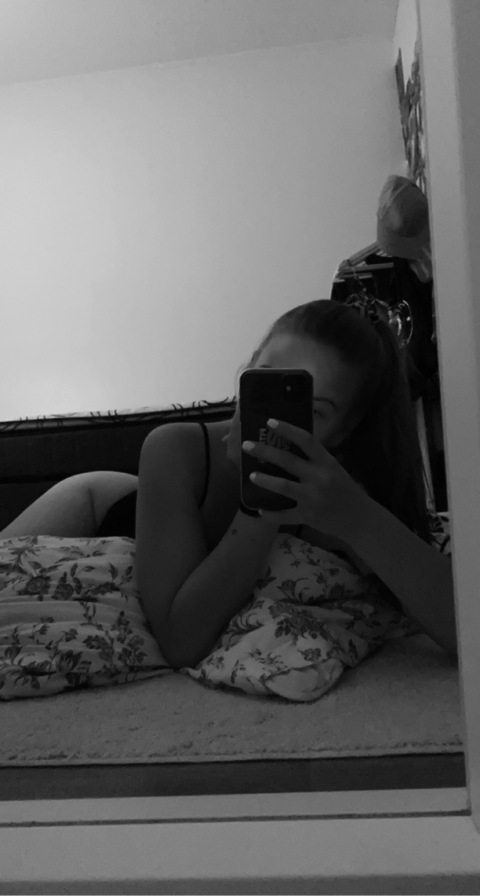 sisseee OnlyFans Leak (2 Photos and 0 Videos) 

 picture 2